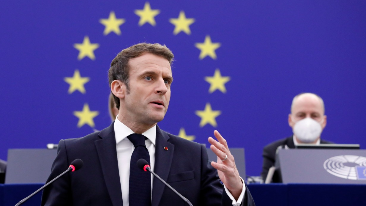 Президенту Франции Эммануэлю Макрону нужно срочно укреплять позиции перед выборами