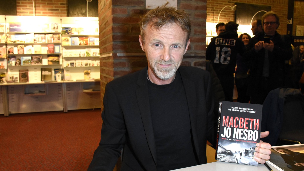 Писатель Ю Несбё во время презентации своей книги «Макбет» на 59-м Мюнхенском книжном шоу в рамках Литературного фестиваля в Мюнхене