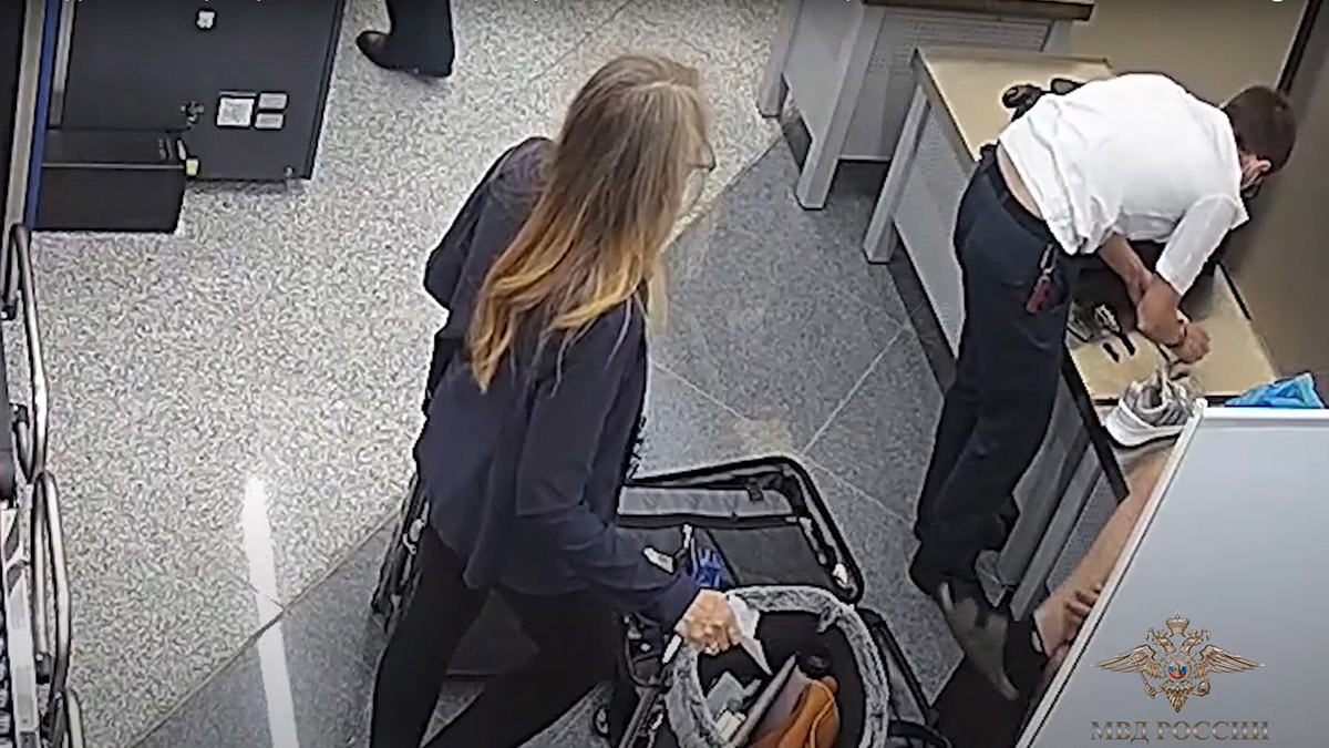 Пытавшегося провезти марихуану в кроссовках американца арестовали в Москве