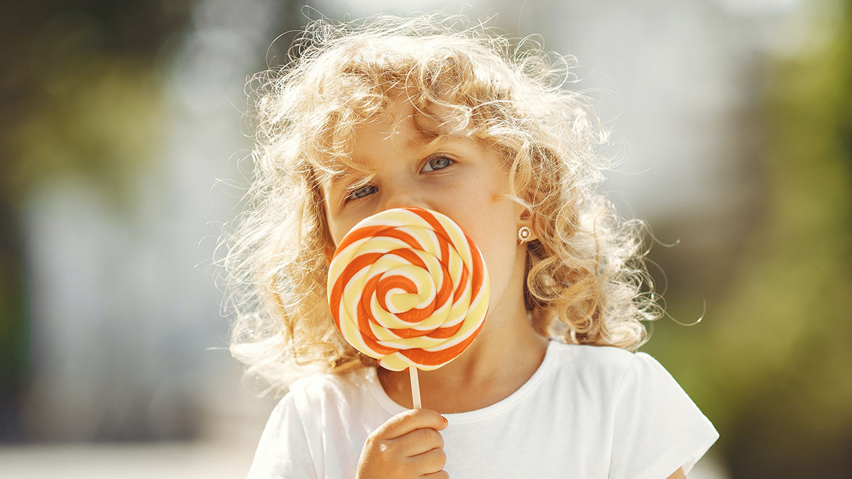 Стоматолог назвал самые вредные для зубов сладости