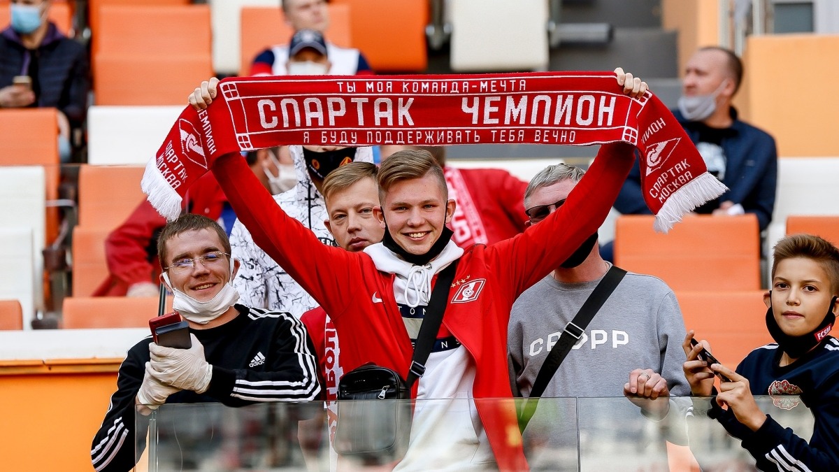 Фанаты «Спартака» болеют за команду во время матча с «Тамбовом»