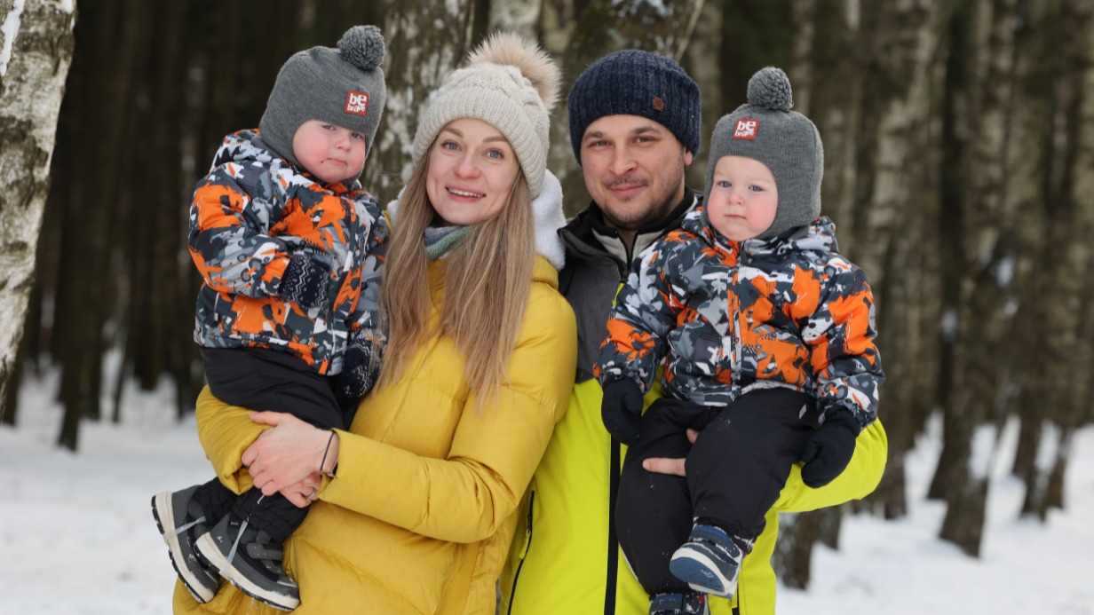 Супруги Наталья и Сергей Витив гуляют со своими сыновьями- близнецами Мишей (слева) и Ромой в Говоровском лесопарке