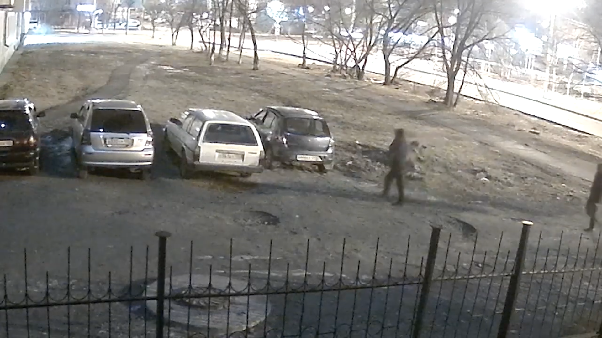 Пьяный мужчина случайно сжег иномарку, которую собирался угнать. Видео