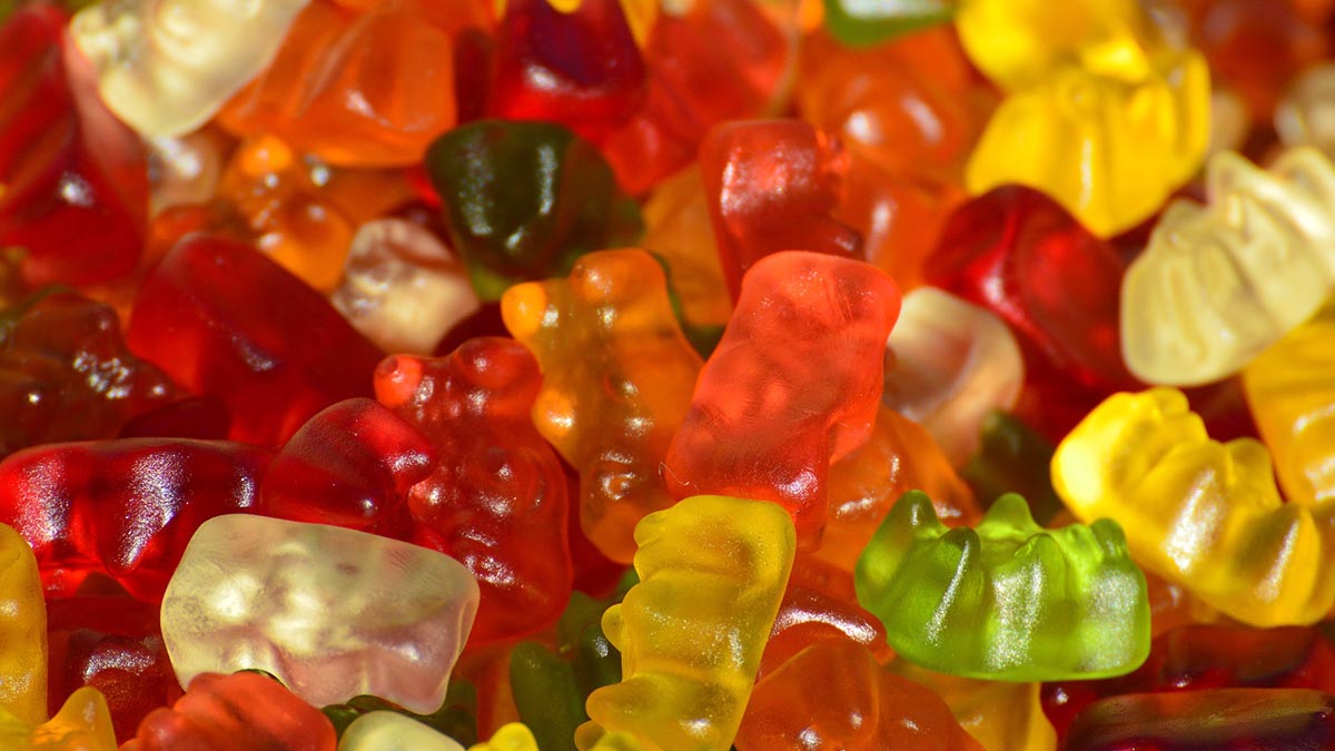 Несколько школьников съели мармеладных мишек и рассказали о странных симптомах