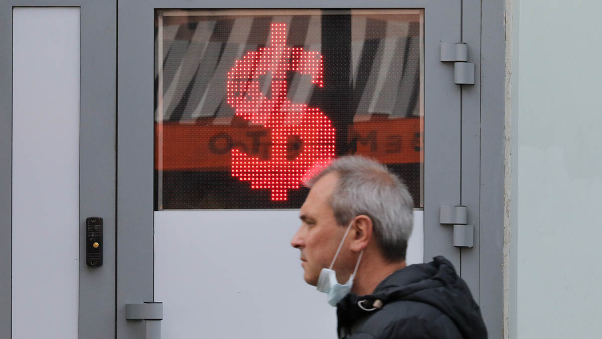 Выгодный курс при большой сумме: где и когда покупать доллары и евро