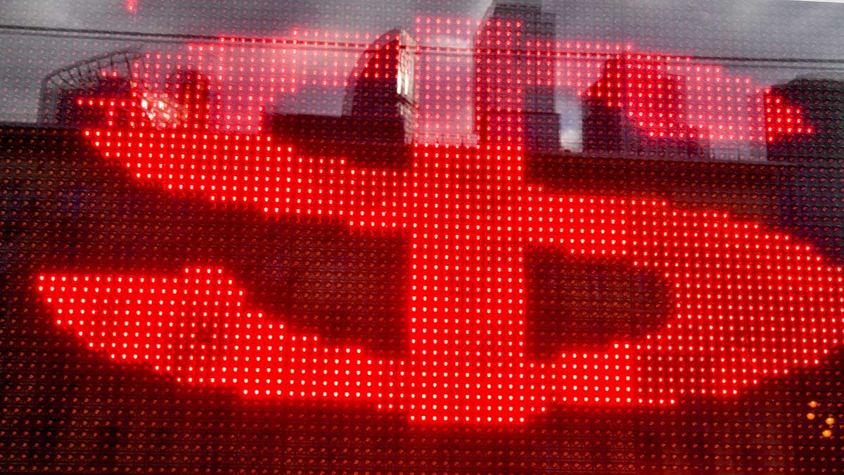 Инвестстратег заявил, что доллар уже перестает быть основной валютой в мире