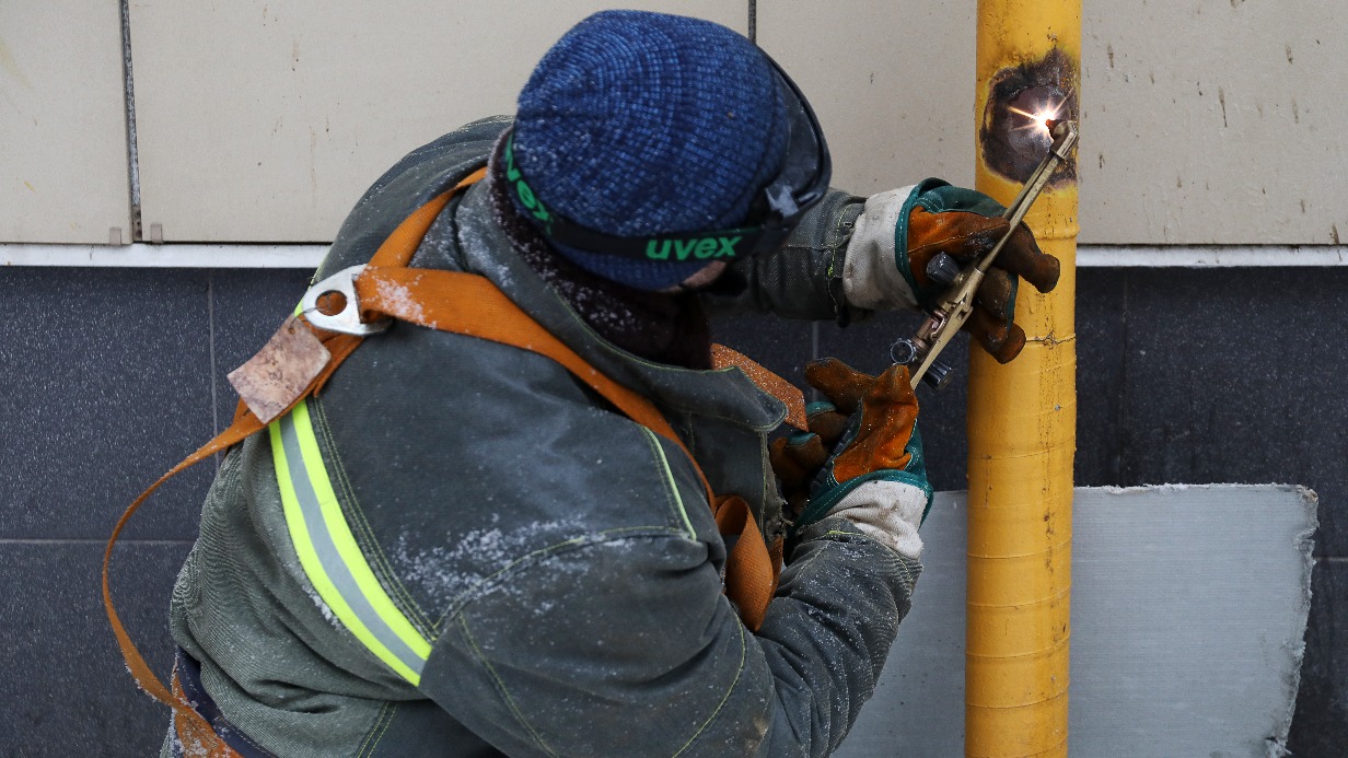 Мосгаз: Деревянные конструкции загорелись при обрезке газопровода на Ленинградском проспекте