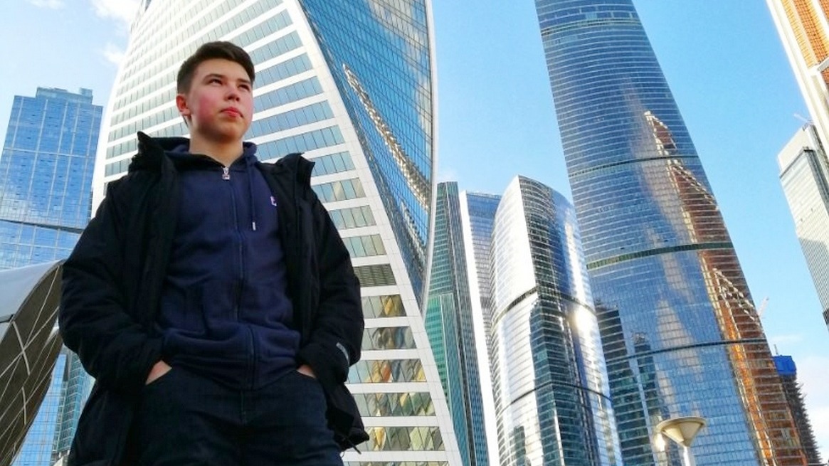 Студент РЭУ имени Плеханова Адель Ахметзянов. Он вместе с другом нашел способ выбраться из горящей квартиры и спасти из огня свою подругу