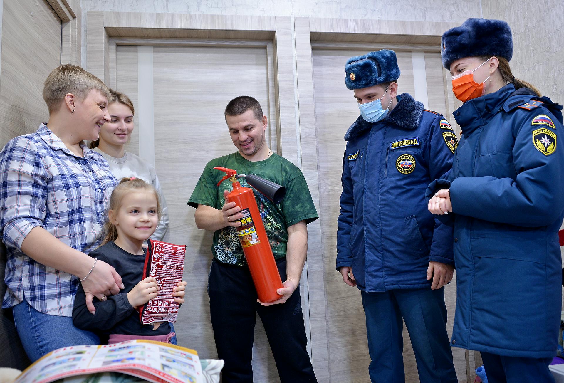 Пожарные Анастасия Тихонова и Александр Дмитриев вручили семье Тютюнниковых огнетушитель и провели профилактическую беседу с отцом Алексеем, старшей дочерью Софией, мамой Екатериной и младшей дочерью Алено