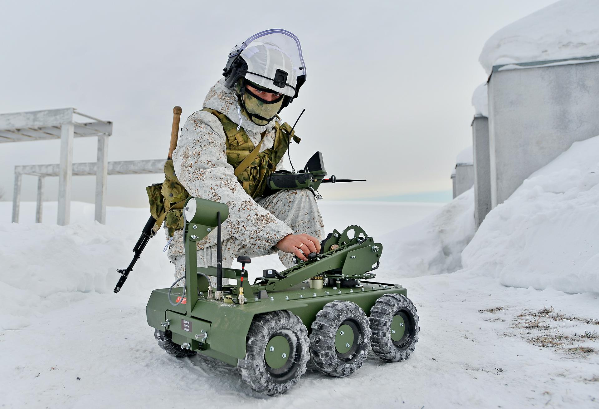 Командир инженерно-саперного отделения Игорь Ахтулов готовит к учениям современный робототехнический комплекс. Это устройство поможет бойцам обезвредить найденные на полигоне взрывчатые вещества