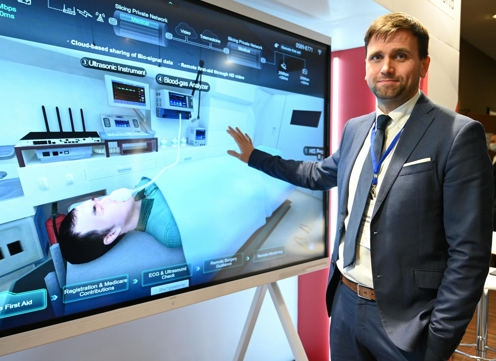 Старший эксперт по маркетингу мировой телекоммуникационной компании Павел Сиротинкин демонстрирует, как может выглядеть скорая помощь будущего. С помощью экранов и высокоскоростного интернета врач из больницы может контролировать состояние пациента