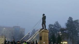 Протестующие попытались снести памятник Назарбаеву в Талдыкоргане