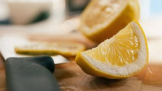 Шот из оливкового масла и лимонного сока: польза, вред, мнение эксперта