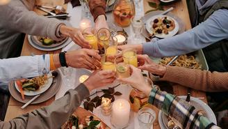 Стало известно, сколько россияне планируют потратить на новогодний стол