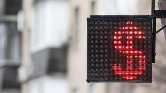 Центробанк резко понизил курсы доллара и евро более чем на два рубля