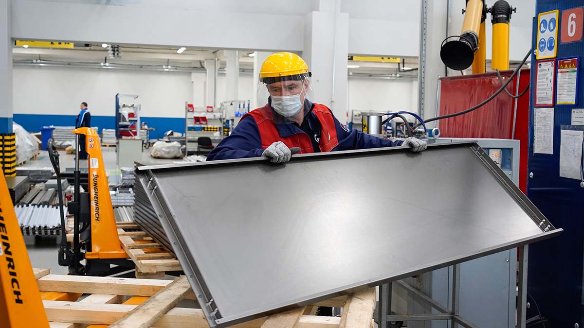 На подъеме: столичные лифтостроители осваивают новые технологии