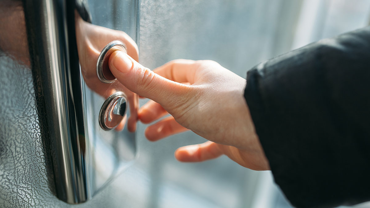 Лифты для горожан с ОВЗ установят на шести надземных пешеходных переходах в Москве