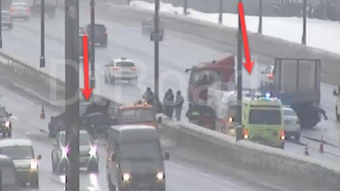 Грузовик и легковушка столкнулись на внешней стороне 100-го километра МКАД