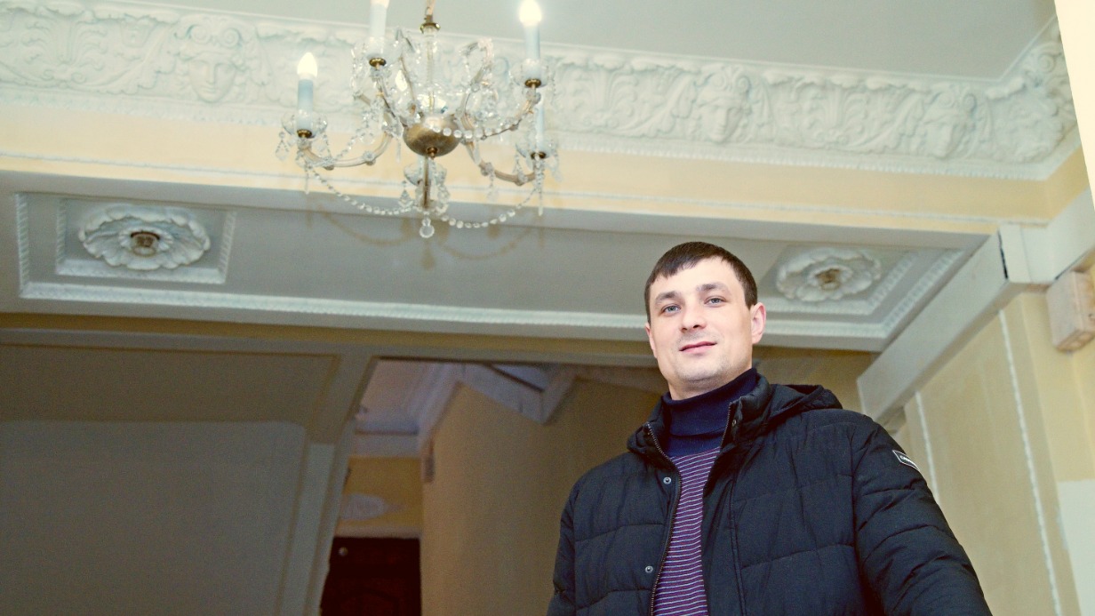 Начальник участка подрядной организации Сергей Кобликов осматривает выполненные работы в доме-памятнике