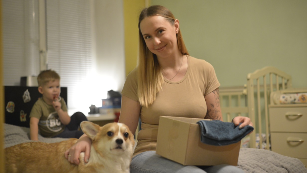 Анастасия Хлебникова с сыном Артуром и домашним питомцем по кличке Персик готовятся к переезду в новую квартиру по программе реновации