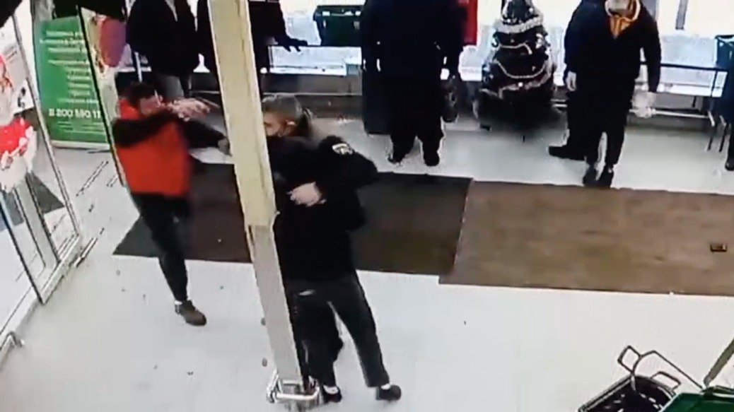 Мужчина с пистолетом попытался украсть кофе из магазина в Подольске. Видео