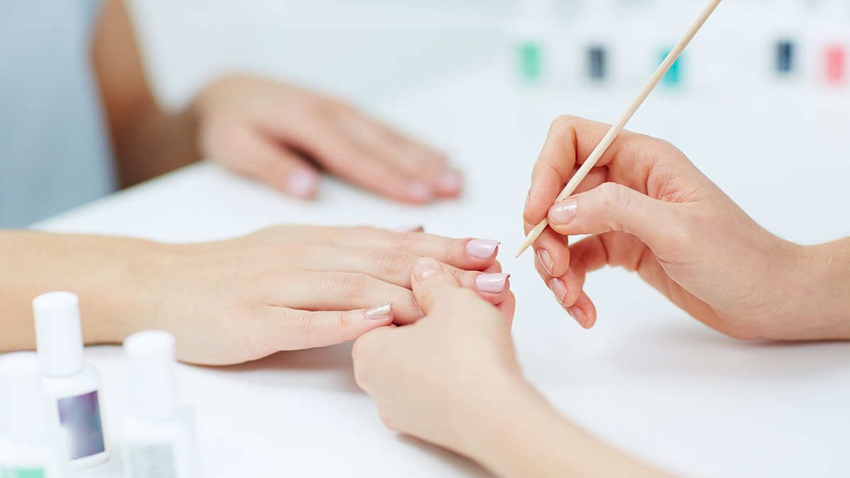 Нюд, стразы и наклейки: названы основные тренды маникюра в 2023 году 