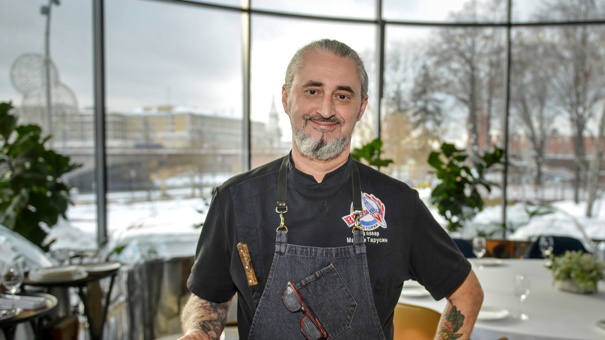 Шеф-повар ресторана, расположенного на территории парка «Зарядье», Максим Тарусин готовит необычные блюда. Благоустроенные общественные пространства, по его словам, привлекают посетителей и делают работу местных предприятий общепита более успешной