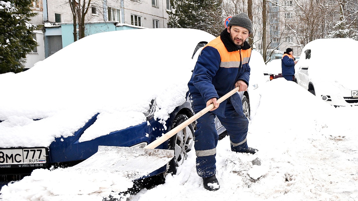 Лесоруб снегопад водоустойчивый. Уборка снега в Москве. Убирают снег. Человек убирает снег. Снегопад в Москве.