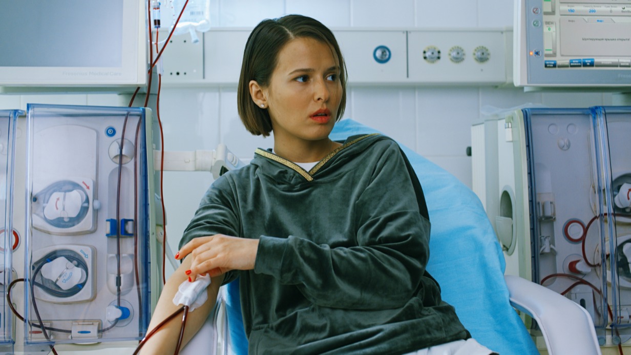 Актриса Любовь Аксенова в роли Натальи Кустовой. До пересадки почки жизнь ее героини поддерживается гемодиализом (этот момент и показан на фото). А вот найдет ли красавица Наташа того, кто будет готов поделиться с ней частью себя самого, узнают лишь те, кто досмотрит последнюю серию