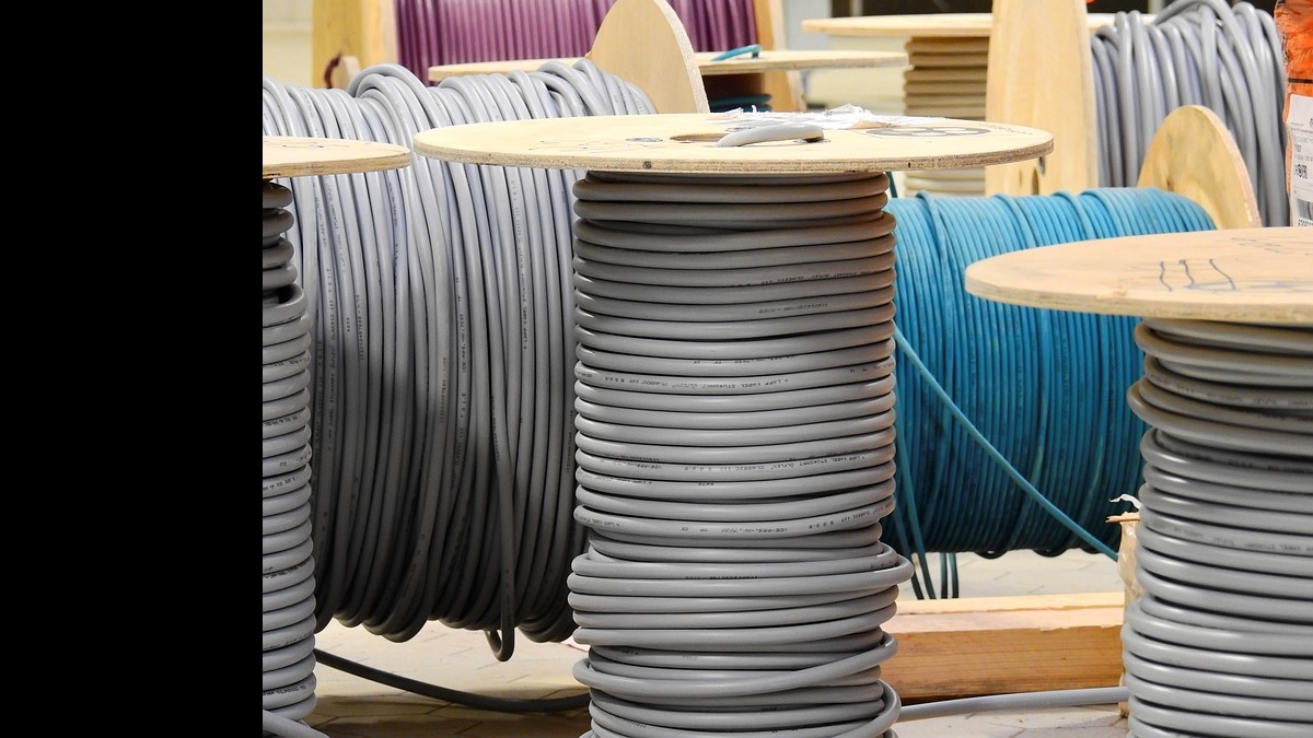 Почти 20 тысяч километров огнестойких кабелей произвели на столичном предприятии в 2021 году