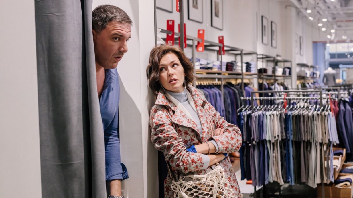 Герои Максима Виторгана и Марины Петренко сталкиваются в магазине, выбрав один подарок