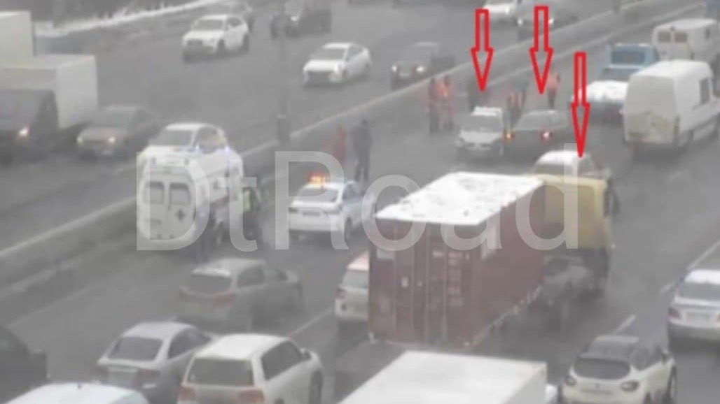 Три легковушки столкнулись на внутренней стороне 34-го километра МКАД