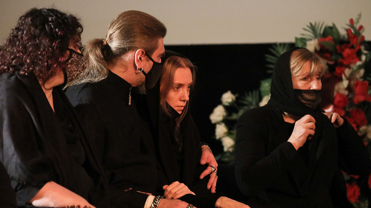 Наследники Мережко на церемонии прощания молча сидели у гроба отца 