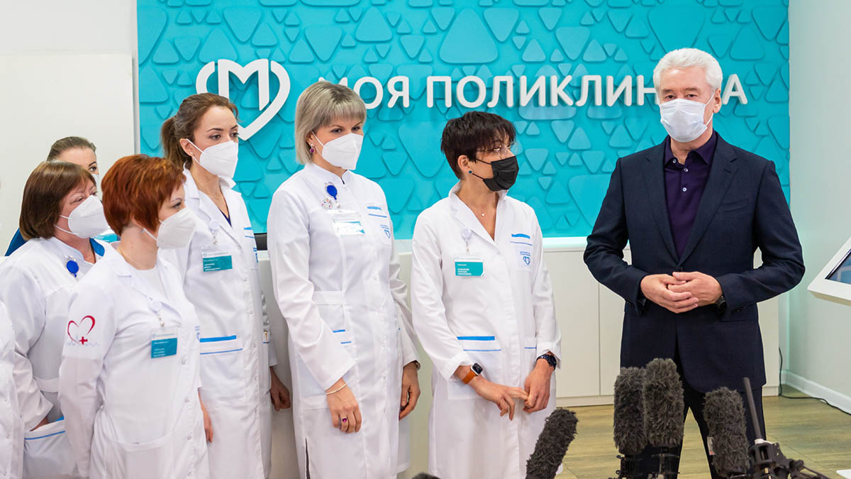 Собянин заявил о премировании принимающих пациентов с ОРВИ и «омикроном» работников поликлиник