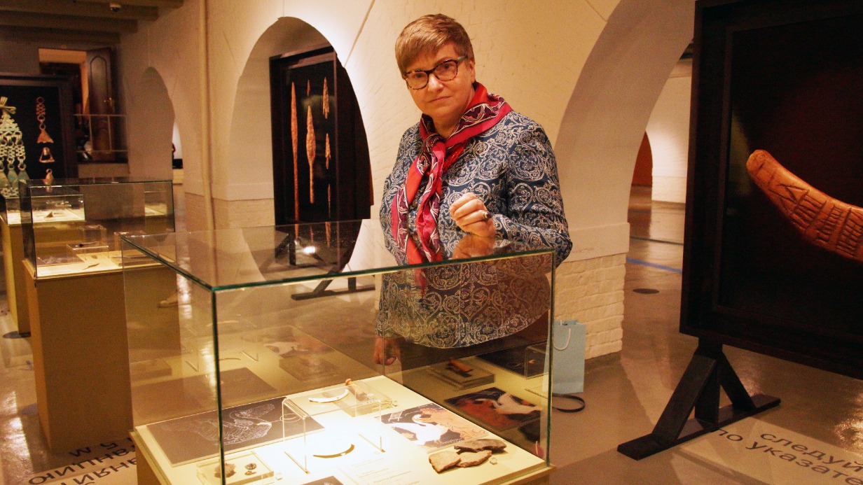 Замдиректора по науке Института археологии РАН Ася Энговатова у витрины, где представлен самый редакций экспонат выставки - вилочковая кость лебедя