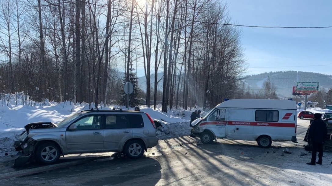 Машину скорой помощи «зажало» с двух сторон в ДТП. Видео