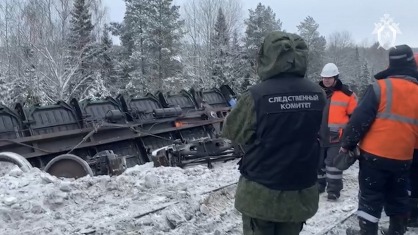 Восемь вагонов с углем сошли с рельсов в Пермском крае. Видео