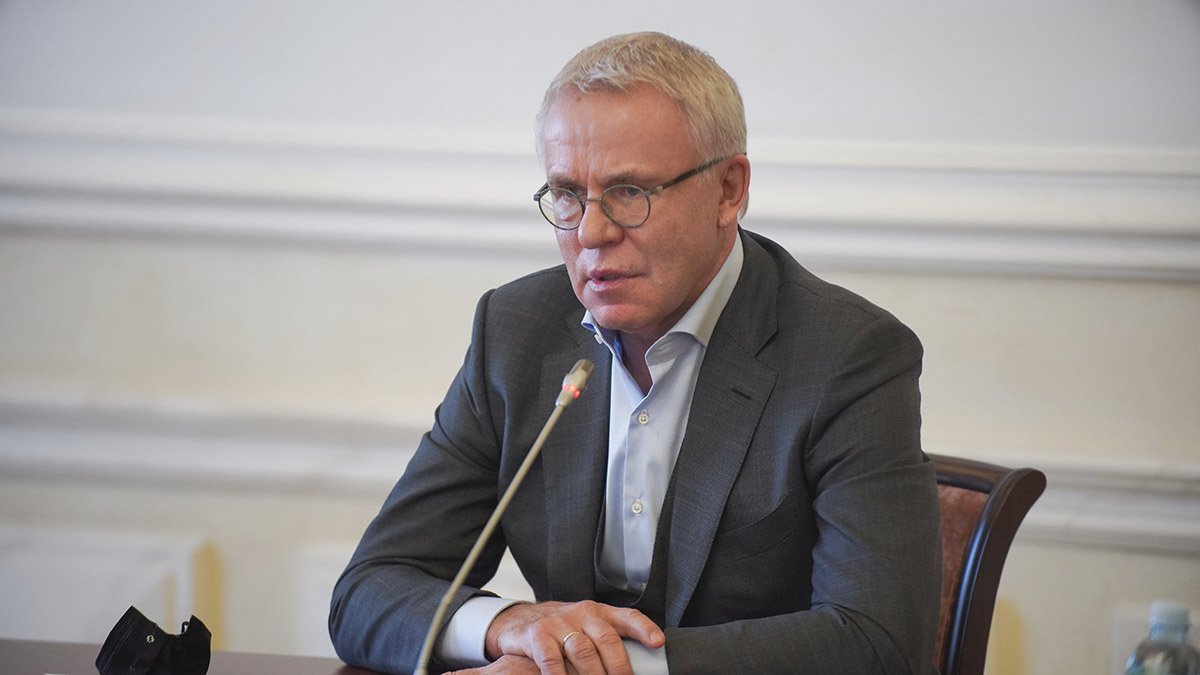 Фетисов обвинил чиновников в том, что спортсмены из России выступают без флага