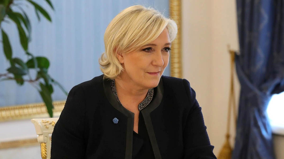 СМИ: Ле Пен обвинила Макрона в подготовке «административного переворота»