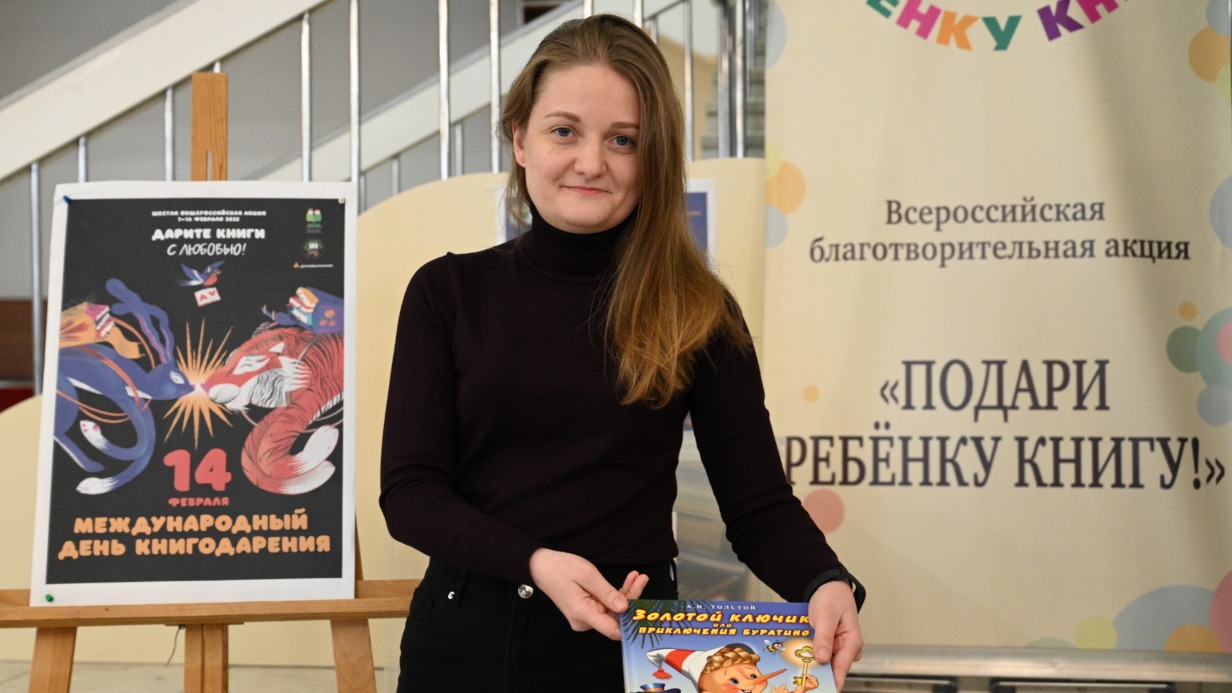 Ведущий библиотекарь отдела обслуживания пользователей РГДБ Нина Дрозд присоединилась к акции «Дарите книги с любовью!». Она принесла детскую сказку Алексея Толстого «Золотой ключик, или Приключения Буратино» и литературу для девочек-подростков