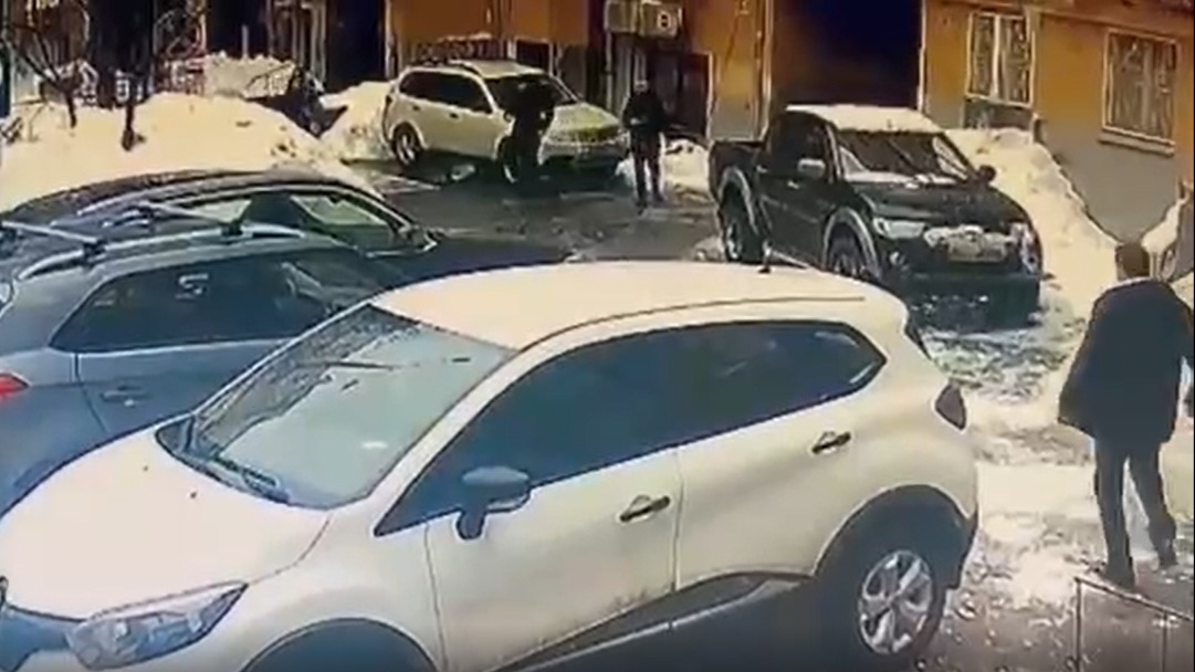 Снег с крыши дома упал на женщину в Басманном районе Москвы