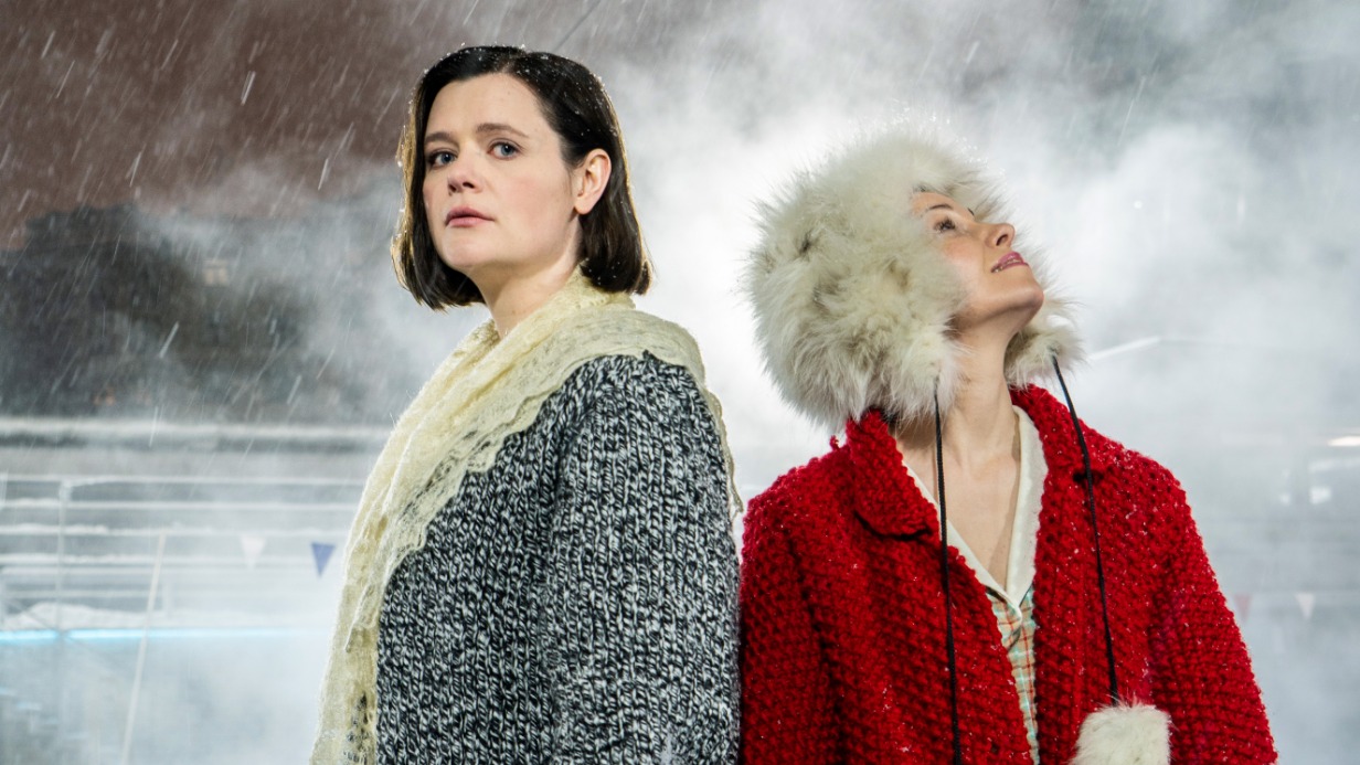 Актриса Дарья Калмыкова в образе Ани (слева) и Александра Урсуляк в роли Ксени