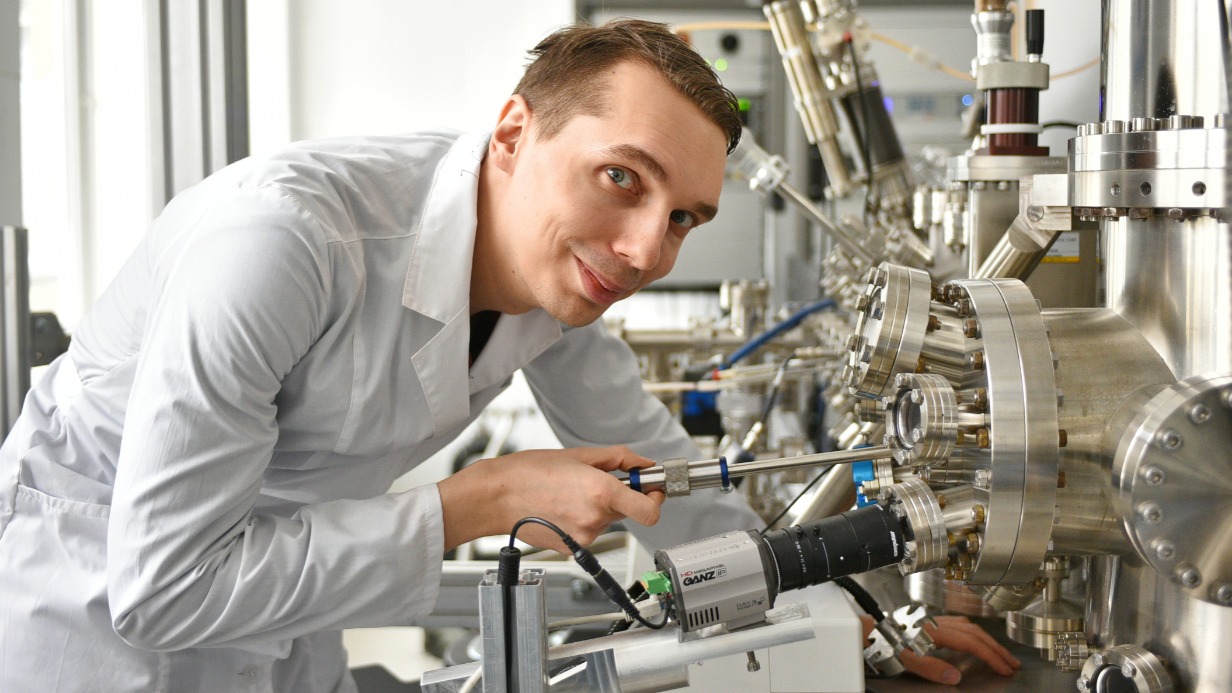 Научный сотрудник лаборатории Центра перспективных методов мезофизики и нанотехнологий МФТИ Денис Баранов работает на сканирующем туннельном микроскопе. Устройство позволяет подробно изучить атомы на поверхностях различных материалов