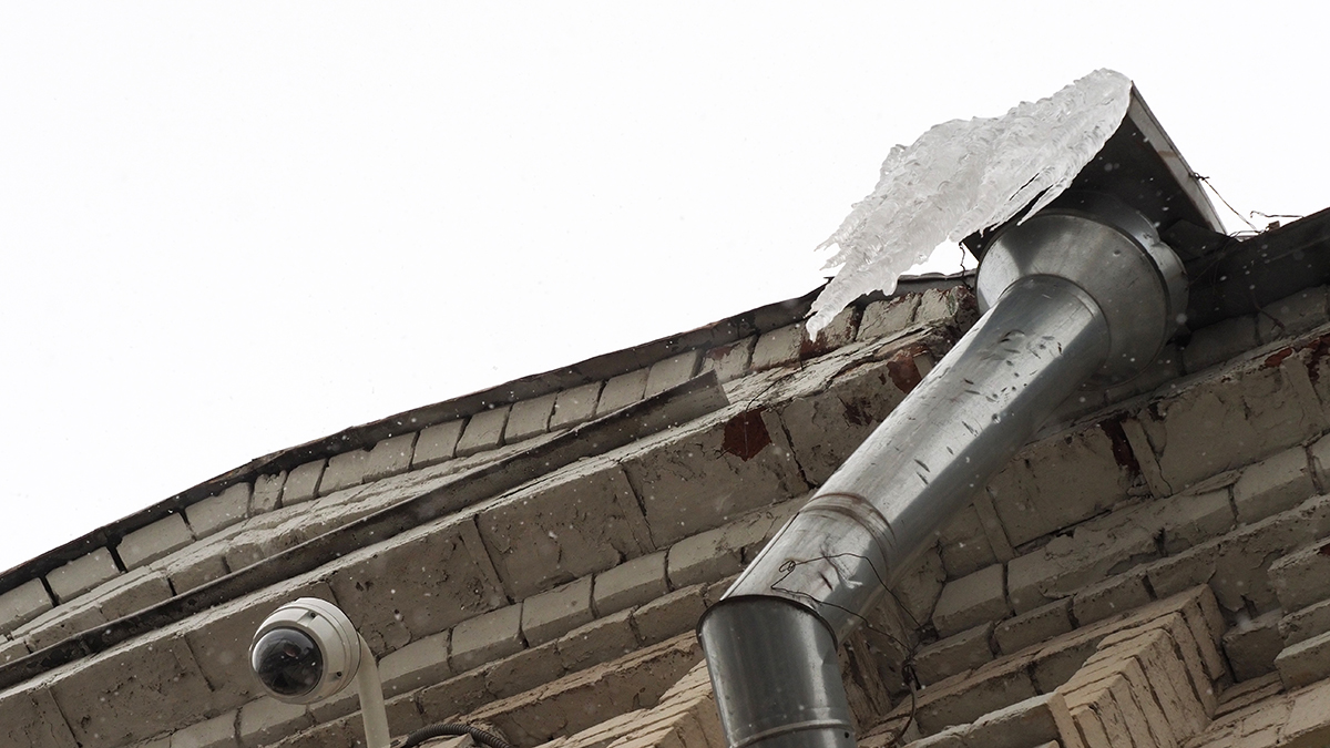 Рабочий погиб в результате падения глыбы льда с крыши