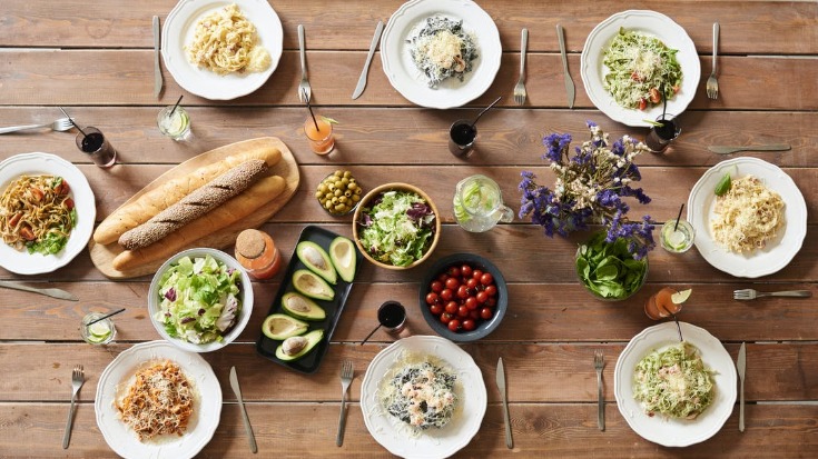 Том-ям, свекольник и чеснечка: звездные рецепты самых популярных супов