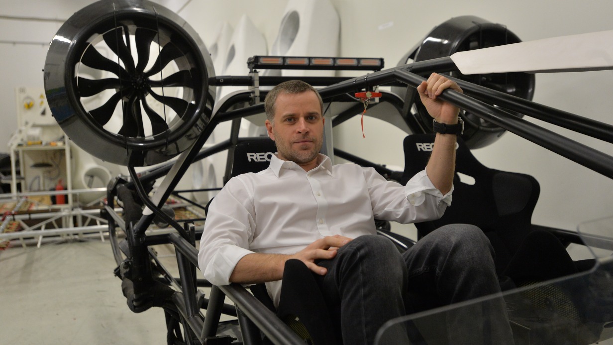 Александр Атаманов — директор компании, которая разработала летающее такси — проводит испытания инновационного изобретения