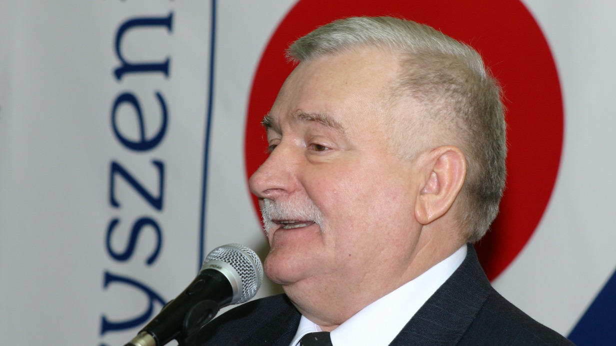 В Польше высмеяли Валенсу за призыв нанести удар по России