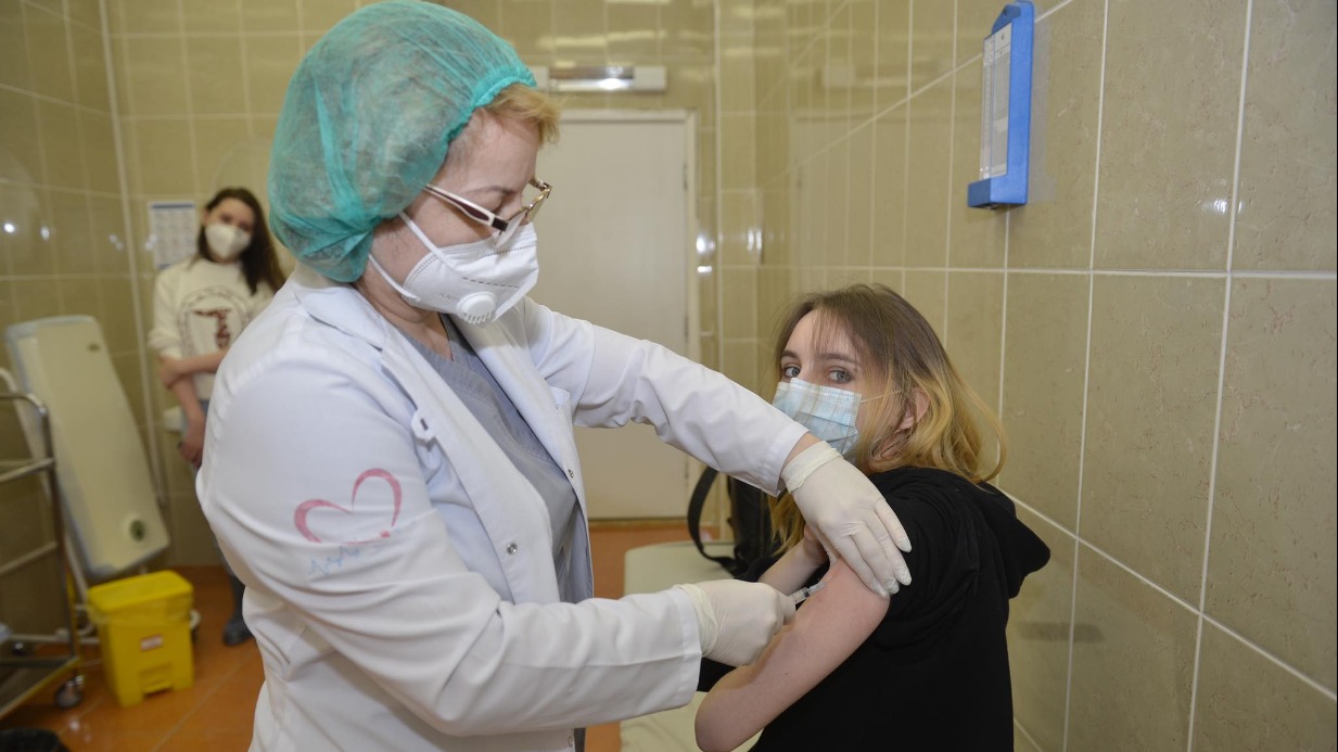Прививаются осознанно: как дети и подростки переносят вакцину от COVID-19