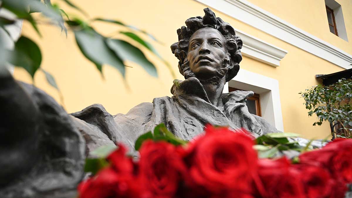 Минпросвещения опровергло данные об исключении Пушкина из ЕГЭ по литературе 