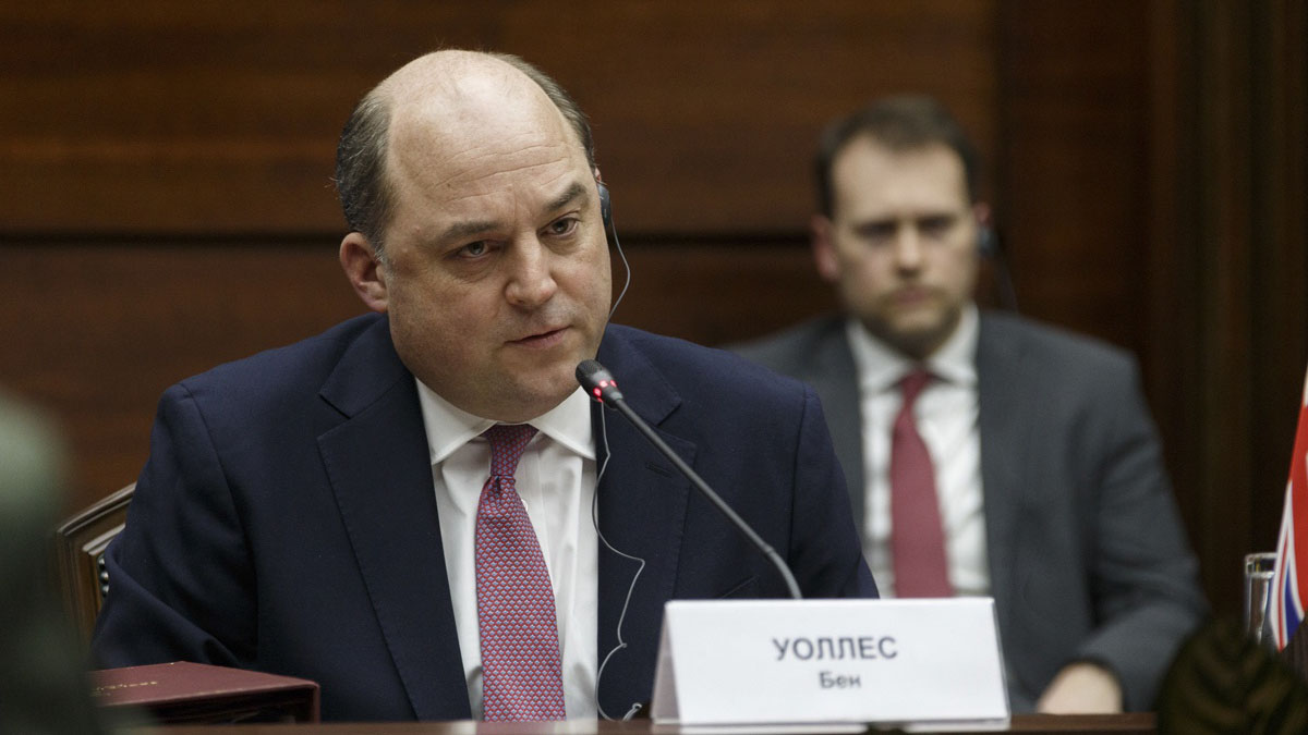 Глава британского Минобороны пригрозил «пнуть» Россию